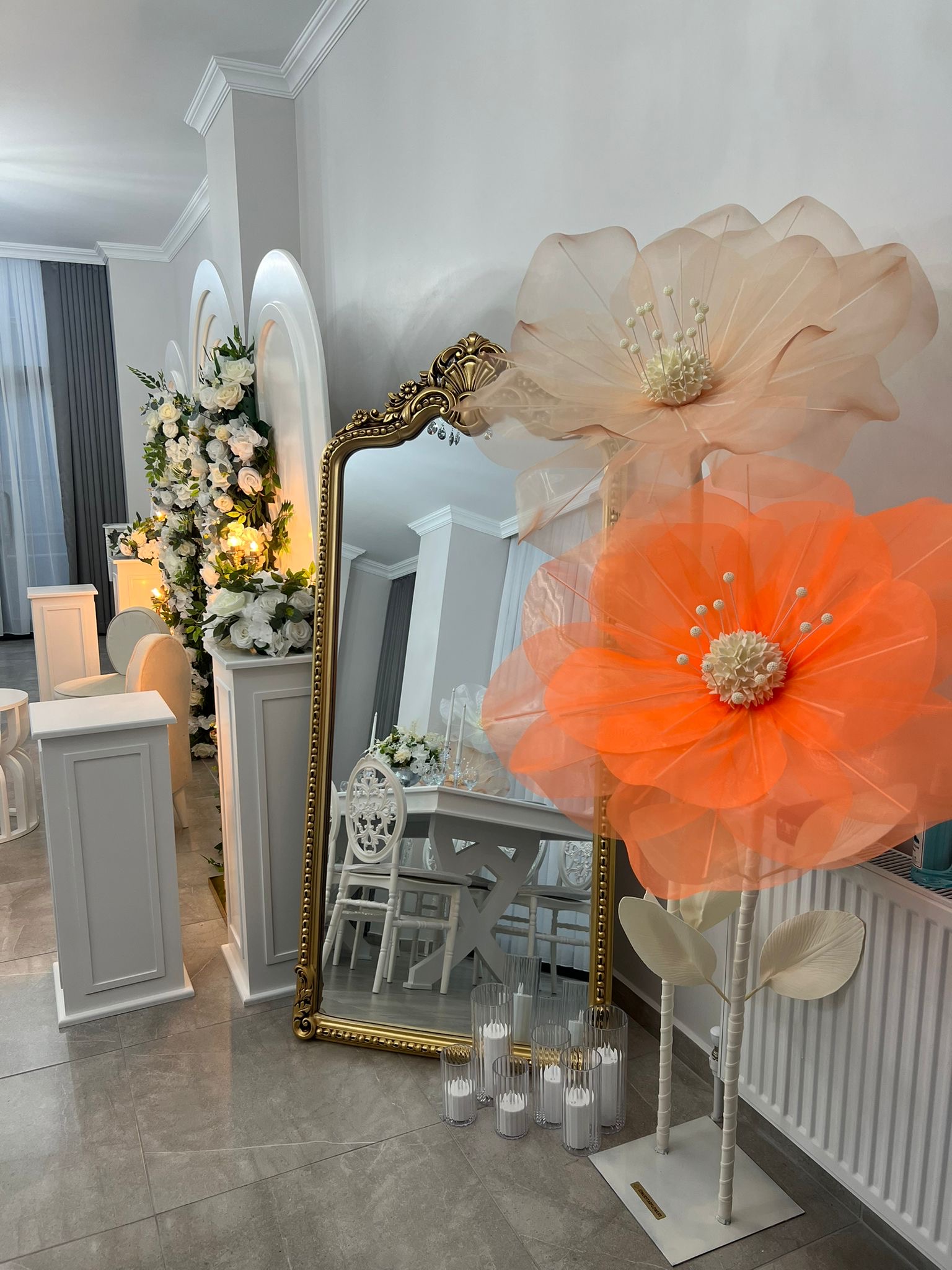 Salon köşesinde doğal tonlarda çiçek ve koltuk