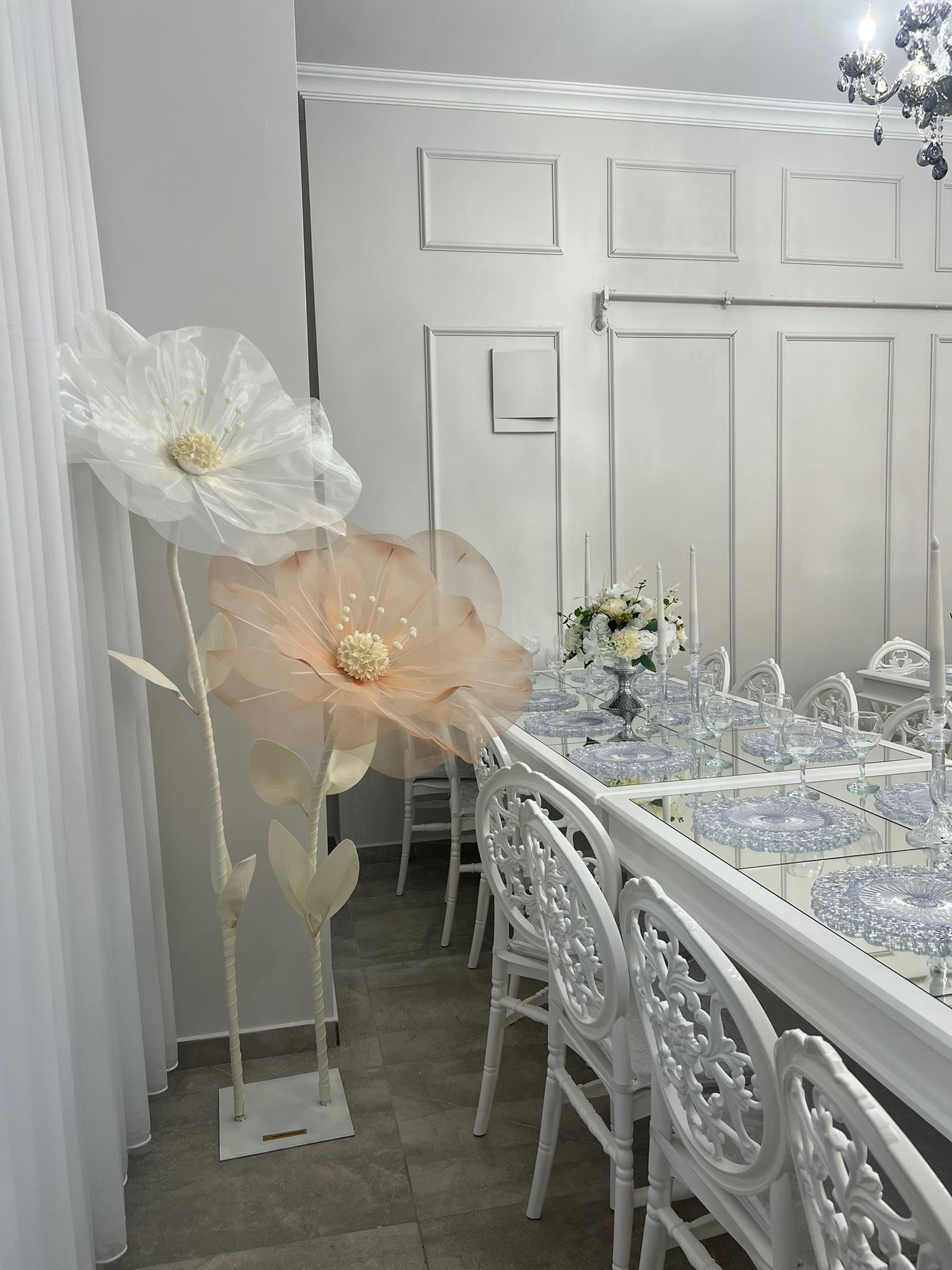 Dar konsol üzerinde üç obje düzeni örneği