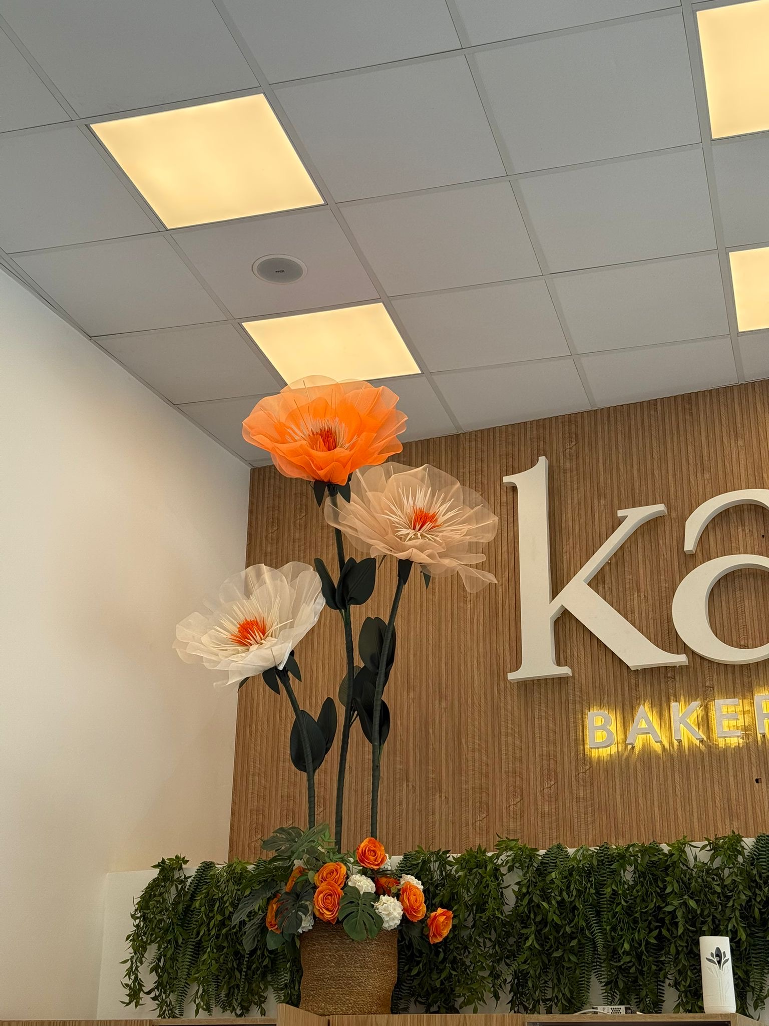 Kompakt mekânda dikey çiçek vurgusu